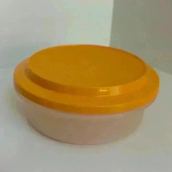 Tupperware Seal  n Serve clear dish 1253-7 with yellow lid 1207-33 - Picture 1 of 7